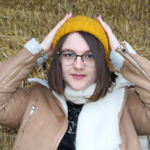 Venez-decouvrir-nos-bonnets-tendances-et-toniques-accessoires-incoutournables-de-l'hiver-à-associer-avec-nos-gants-www.aumohairdelachtitebiquette.fr