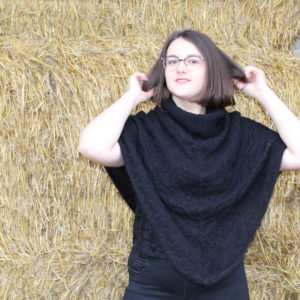 Enveloppez-vous-dans-nos-confortables-ponchos-noirs-afin-d'affronter-l'hiver-et-à-porter-lors-de-journees-fraiches-ou-douces-soirees-www.aumohairdelachtitebiquette.fr