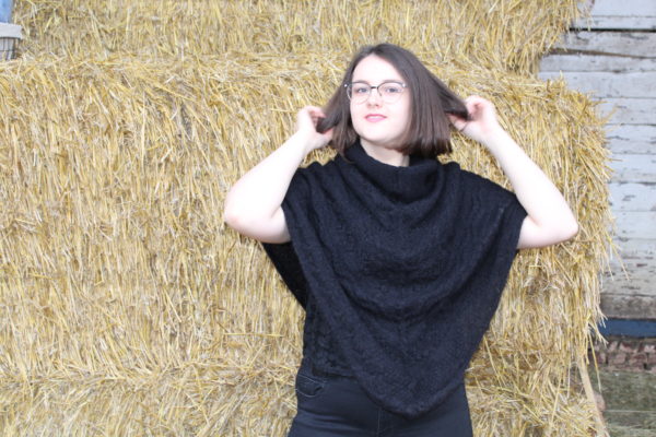 Enveloppez-vous-dans-nos-confortables-ponchos-noirs-afin-d'affronter-l'hiver-et-à-porter-lors-de-journees-fraiches-ou-douces-soirees-www.aumohairdelachtitebiquette.fr