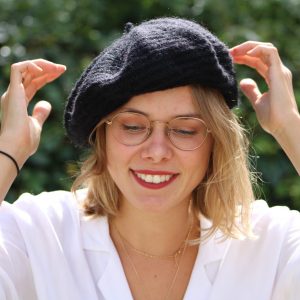 Venez-decouvrir-notre-beret-noir-chic-et-chaud-pour-affronter-l'hiver-en-douceur-et-l'associer-avec-nos-gants-et-nos-echarpes-osez-les-couleurs-sur-www.aumohairdelachtitebiquette.fr