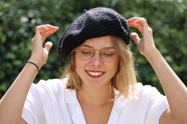 Venez-decouvrir-notre-beret-noir-chic-et-chaud-pour-affronter-l'hiver-en-douceur-et-l'associer-avec-nos-gants-et-nos-echarpes-osez-les-couleurs-sur-www.aumohairdelachtitebiquette.fr
