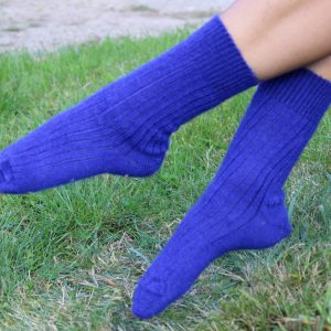 Venez-decouvrir-nos-chaussettes-bleues-electriques-en-mohair-en-fibres-fines-et-douces-qui-maintiennent-vos-pieds-au-chaud-tout-en-les-laissant-respirer-sur-www.aumohairedelachtitebiquette.fr