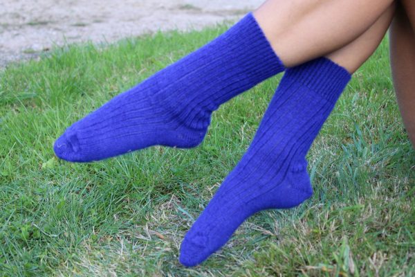 Venez-decouvrir-nos-chaussettes-bleues-electriques-en-mohair-en-fibres-fines-et-douces-qui-maintiennent-vos-pieds-au-chaud-tout-en-les-laissant-respirer-sur-www.aumohairedelachtitebiquette.fr