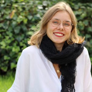 Venez-decouvrir-notre-elegante-echarpe-dentelle-noire-en-mohair-de-chevreau-et-soie-elle-est-toute-en-legerete-vous-pouvez-la-porter-de-differentes-façon-et-tout-au-long-de-l'annee-et-en-toutes-circonstances-sur-www.aumohairdelachtitebiquette.fr