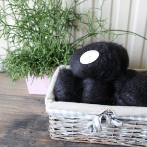 Venez-decouvrir-notre-fil-douceur-noir-a-98%-de-mohair-de-chevreau-et-2%-de-soie-en-pelote-de-50gr-et-100m-de-fil-pur-kid-mohair-100%-fibres-naturelles-pour-realiser-des-tricots-douceurs-et-des-accessoires-pour-l'hiver-sur-www.aumohairdelachtitebiquette.fr