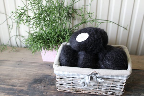 Venez-decouvrir-notre-fil-douceur-noir-a-98%-de-mohair-de-chevreau-et-2%-de-soie-en-pelote-de-50gr-et-100m-de-fil-pur-kid-mohair-100%-fibres-naturelles-pour-realiser-des-tricots-douceurs-et-des-accessoires-pour-l'hiver-sur-www.aumohairdelachtitebiquette.fr