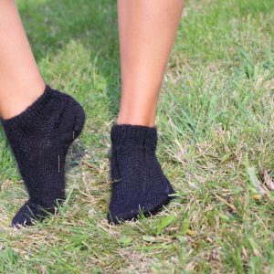 Venez-decouvrir-nos-socquettes-noires-en-mohair-de-chevreau-confortables-douces-et-chaudes-qui-vous-accompagnent-lors-de-vos-differentes-activites-tout-au-long-de-l'annee-sur-www.aumohairdelabiquette.fr